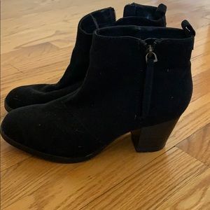 Black heeled boots